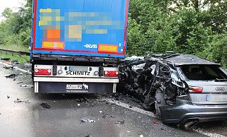 Der Audi wurde beim Unfall auf der B252 zwischen Lkw und Leitplanke eingeklemmt. - Polizei Höxter