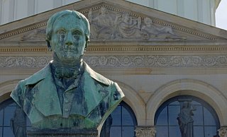 Hinter der angelaufenen Büste von Carl von Oeynhausen thront im Giebeldreieck des Badehauses I die Hygieia, die griechische Göttin der Heilkunst. Sie zierte einst auch das Stadtwappen. - Thorsten Gödecker