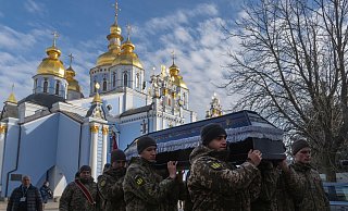 Soldatenbegräbnisse sind für die Ukraine trauriger Alltag. (Archivbild) - Efrem Lukatsky/AP/dpa