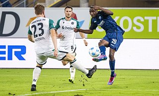 Ilyas Ansah zieht ab und schlenzt den Ball zum 2:1 ins lange Eck. Hannovers Abwehrchef Marcel Halstenberg (l.) kommt zu spät. - dpa