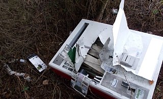 Den aufgebrochenen Automaten fanden die Beamten später in einem Waldstück. - Polizei Minden-Lübbecke