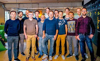 Bielefelder Start-up mit großer Fußballaffinität: Das Matchmetrics-Team mit Geschäftsführer Ulrich Schoof (Bildmitte am Ball). - PR