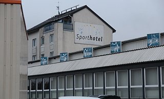 Das Sporthotel sollte nach Jahre langem Leerstand eigentlich schon in diesen Sommerferien die ersten Eishockey-Spieler beherbergen. - Corina Lass