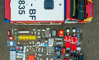 Ganz schön viel drin, in so einem Rettungswagen. Das zeigt das Foto der Feuerwehr nach dem Ausräumen. - Feuerwehr Herford