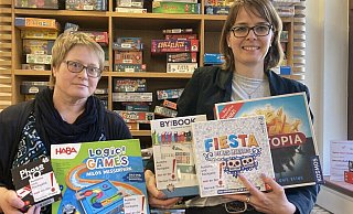 Die Bibliothekscheffinnen Nicole Seregin (l.) und Stefanie Redecker vor der riesigen Auswahl von Gesellschaftsspielen, die aktuell in der Herforder Stadtbibliothek ausleihabr sind. - Matthias Bungeroth
