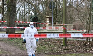 Ein Ermittler sichert den Tatort. Er gehört zu einer Mordkommission. - Claus Frickemeier