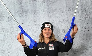 Derzeit an Krücken: Snowboarderin Ramona Hofmeister - Karl-Josef Hildenbrand/dpa