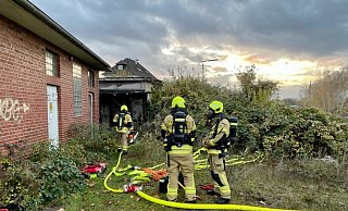 Einsatzkräfte der Paderborner Feuerwehr hatten den Brand in der früheren Kegelbahn an der Wollmarktstraße rasch gelöscht. - Ralph Meyer