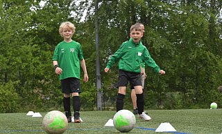 Fußballtraining ist zu zweit erlaubt, mit der Mannschaft wohl auch weiterhin nicht. Foto: Jens Dünhölter - Jens Dünhölter