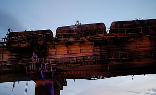 Ausgebrannte Waggons stehen auf dem beschädigten Teil der Krim-Brücke. - Uncredited/AP/dpa