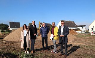 Valeria Usatschov, (v.l.), Patrick Zahn. Thomas Luer, Jens Grove (Teamleiter Bauangelegenheiten) und Lars Bökenkröger präsentieren das neue Baugebiet. - Heidi Froreich