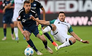 SCP-Spieler Filip Bilbija (l.) im Duell gegen Hannovers Enzo Leopold. - Imago Images