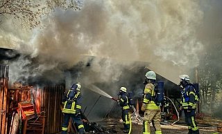 Das Feuer zerstörte den Schuppen komplett. - Feuerwehr Brakel