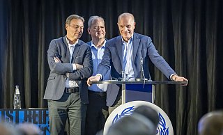 Präsident Rainer Schütte (v.r.), Hans-Wilhelm Beckmann und Rainer Kobusch (Vizepräsident und Schatzmeister) bilden bis 2027 das Präsidium von Arminia Bielefeld. - Sarah Jonek
