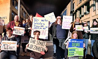 Die Gütersloherinnen und Gütersloher präsentieren im Rahmen mehrerer stiller Proteste am Rathaus in der Innenstadt ihre Forderungen. - Andreas Frücht
