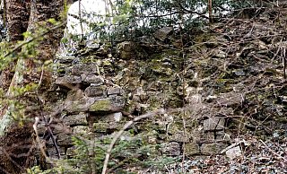 Die Stützmauer stammt von einem ehemaligen Ausflugslokal am Fuße der Sparrenburg in Bielefeld. Hier drohen weitere Steine abzustürzen. - Oliver Krato Die Stützmauer stammt von einem ehemaligen Ausflugslokal am Fuße der Sparrenburg in Bielefeld. Hier drohen weitere Steine abzustürzen. - Oliver Krato