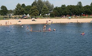 Der breite See in Godelheim lockt Menschen aus dem Kreis Höxter an. - NW-Archiv