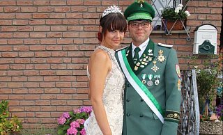 Kleid mit Königskette: Die Gesselner Schützenkönigin Katharina Hillemeyer mit ihrem Mann Michael Thiele-Hillemeyer. - Schützen Gesseln