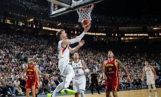 In EM-Form: Andreas Obst beim Korbleger. - Marius Becker/dpa