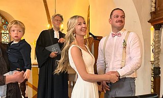 Shari Reckersdrees ist schon seit fünf Jahren standesamtlich mit Mann Jannis verheiratet. Jetzt hat das Paar im Kreis Gütersloh spontan den kirchlichen Segen erhalten. - Privat