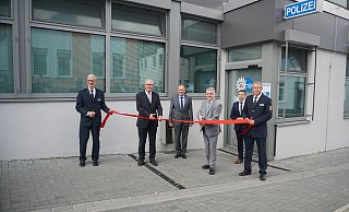 Einweihung der neuen Polizeiwache Süd mit NRW-Innenminister Herbert Reul (4. v. l.). Mit dabei waren auch (v. l.) Polizeidirektor Andreas Kornfeld, Landrat Manfred Müller, die Bürgermeister Christoph Rüther und Burkhard Schwuchow sowie Dienststellenleiter Thomas Wiehe. - Polizei Paderborn