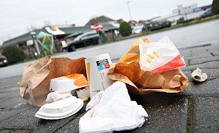 In der Gastronomie wird auch viel Abfall produziert - über die Verpackungssteuer wird jetzt auch in Paderborn diskutiert. - Symbolbild Rajkumar Mukherjee