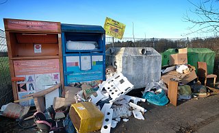 Ein aktueller Fall: Dieser Container-Standort an der Rhedaer Straße in Gütersloh ist am Freitag in einem bedauernswerten Zustand vorgefunden worden. - Andreas Frücht