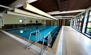 Das Schwimmbad in der Gütersloher Michaelisschule von 1980 wird seit Jahren renoviert. Eigentlich sollte die Eröffnung schon Ende 2023 erfolgen. - Andreas Frücht