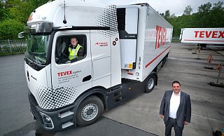 Tevex-Geschäftsführer Dirk Mutlak (r.) und der Auszubildende Dominik Stapf an dem neusten Mercedes-Lkw. 150 Stück hat das Unternehmen aus dem Kreis Gütersloh gekauft. - Andreas Frücht Tevex-Geschäftsführer Dirk Mutlak (r.) und der Auszubildende Dominik Stapf an dem neusten Mercedes-Lkw. 150 Stück hat das Unternehmen aus dem Kreis Gütersloh gekauft. - Andreas Frücht