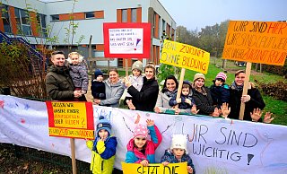Keine Zukunft ohne Bildung: Eltern und Kinder der Kita Kopernikus protestieren gegen die geplanten Kürzungen der Landesregierung – auch wenn sie nicht in der Landeshauptstadt vor Ort sein können. Foto: Andreas Frücht - Andreas Frücht