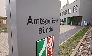 Ein 28-jähriger Bünder baute im Rausch von Alkohol und Psychopharmaka einen Unfall und ging danach auf Polizeibeamte los. Das war nicht sein erstes Vergehen. Das Urteil soll laut Richterin sein „letzter Warnschuss“ gewesen sein. Archivfoto: Niklas Krämer - Niklas Krämer