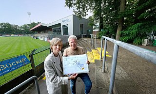 Am Tag vor dem Spitzenspiel gegen den 1. FC Bocholt präsentierten Architektin Birgit Melisch und Vereinsvorstand Hans-Hermann Kirschner die Pläne für die Erweiterung des VIP-Bereiches. - Andreas Frücht