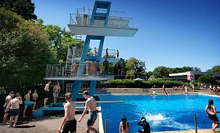 Könnte bald verschwunden sein: Der Sprungturm im Gütersloher Nordbad. - Andreas Frücht