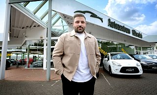 Der neue Schriftzug hängt schon: Das Autozentrum Gütersloh von Kadir Aksoy ist an den Stadtring Nordhorn 123 in die ehemaligen Räume des Economy-Service-Centers von Mense gezogen. - Andreas Frücht