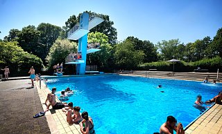 Der Sprungturm im Nordbad könnte aus Kostengründen verschwinden. Eine Sanierungsvariante könnte jetzt den Erhalt bedeuten. - Andreas Frücht