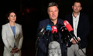 Grünen-Chef Robert Habeck (M.), Grünen-Chefin Annalena Baerbock (l.) and SPD-Generalsekretär Lars Klingbeil (r.) nach dem Sondierungsgespräch ihrer Parteien. - AFP