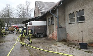 In dem Gebäude standen auch mehrere Kutschen und ein großer Traktor. - Simone Flörke