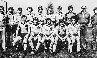 Sein persönliches Dreamteam: Trainer Karl-Heinz Eckert (l.) mit der A-Jugend des VfL Holsen 1982.