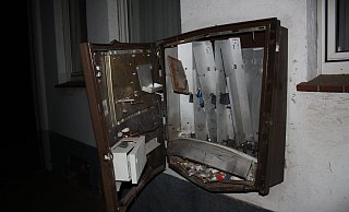 Zerstört: Der Zigarettenautomat in Brenkhausen. - Polizei