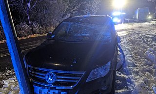 Tödlicher Unfall bei Willebadessen: Der Tiguan rollte nach der Kollision mit dem Lkw gegen ein Verkehrsschild. - Burkhard Battran