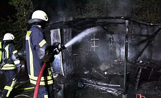 Am späten Samstagabend gegen 23 Uhr musste die Feuerwehr zu einem Schrebergarten in Gütersloh ausrücken. - Andreas Eickhoff