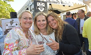 Ladys-Night: Nicole Stiemke-Titgemeyer, Barbara Elbracht und Nicole Fahlke-Horstmann (v.L.) verbrachten am Samstag einen tollen Abend beim Weinmarkt. - Jens Dünhölter