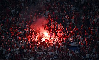 Vor und während des EM-Spiels in München zündeten serbische Fans unerlaubt Pyrotechnik - es kam zu Auseinandersetzungen mit der Polizei. - Sven Hoppe/dpa
