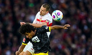 Stuttgarts Waldemar Anton (oben) im Zweikampf mit Dortmunds Karim Adeyemi. - Tom Weller/dpa