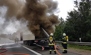 Die Feuerwehrleute aus Herford löschten den Brand auf der Autobahn 2. - Feuerwehr Herford