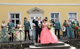 König Ulrich Nolte und seine Königin Ursula Grewe mit ihrem Hofstaat vor der Kulisse des Bökerhofes. - Simone Flörke