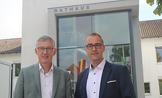 Wahlgewinner Bernd Dumcke (SPD, l.) und Wahlverlierer Lars Hartwig (CDU) betonten schon kurz nach dem Verkünden des Wahlergebnisses, weiterhin den Austausch miteinander suchen zu wollen. - Jan-Henrik Gerdener