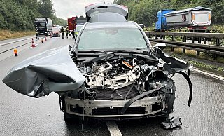 Das silberfarbene Fahrzeug des Unfallverursachers wurde völlig zerstört. - Autobahnpolizei