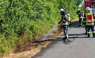 In Barkhausen an der Osterfeldstraße/Weserufer brannte die Böschung. - Feuerwehr Porta/Michael Horst