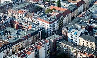 Laut Zahlen des Verfassungsschutzverbunds befanden sich 2022 61 Prozent der bundesweit 210 rechtsextremistisch genutzten Immobilien in Thüringen, Sachsen, Sachsen-Anhalt, Brandenburg, Mecklenburg-Vorpommern und in Berlin (Symbolbild). - Christoph Soeder/dpa